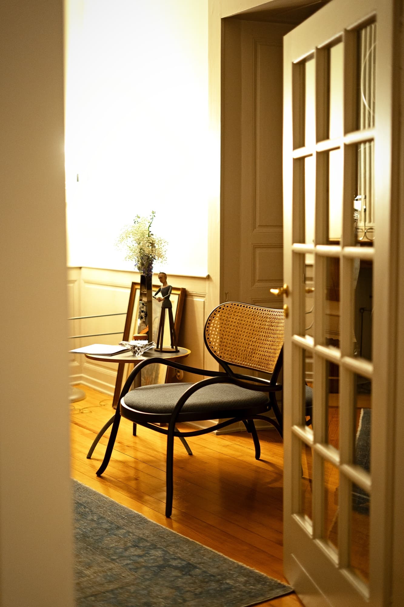La porte vitrée ouverte sur le salon