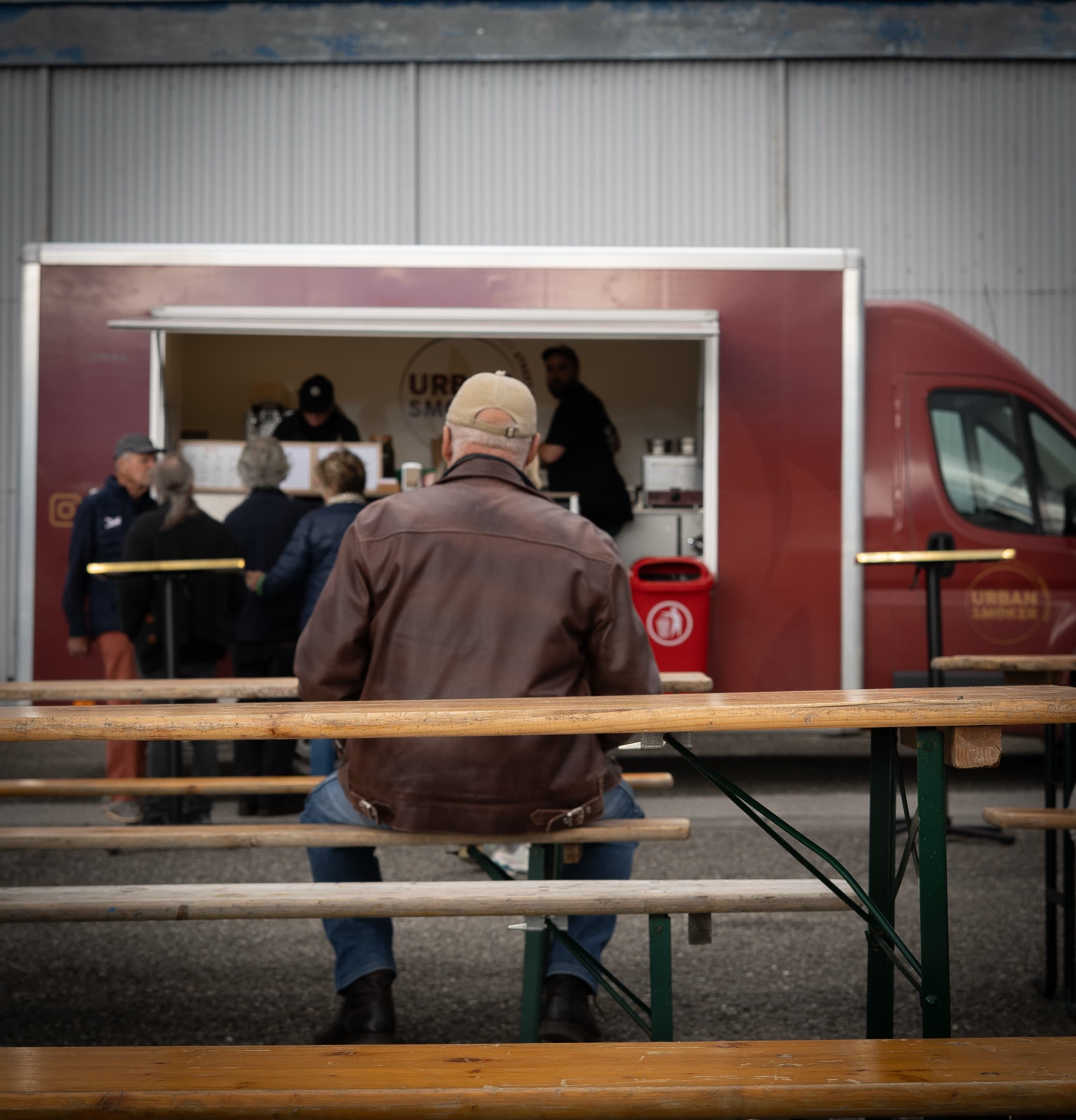 Le camion en service, bancs et clients