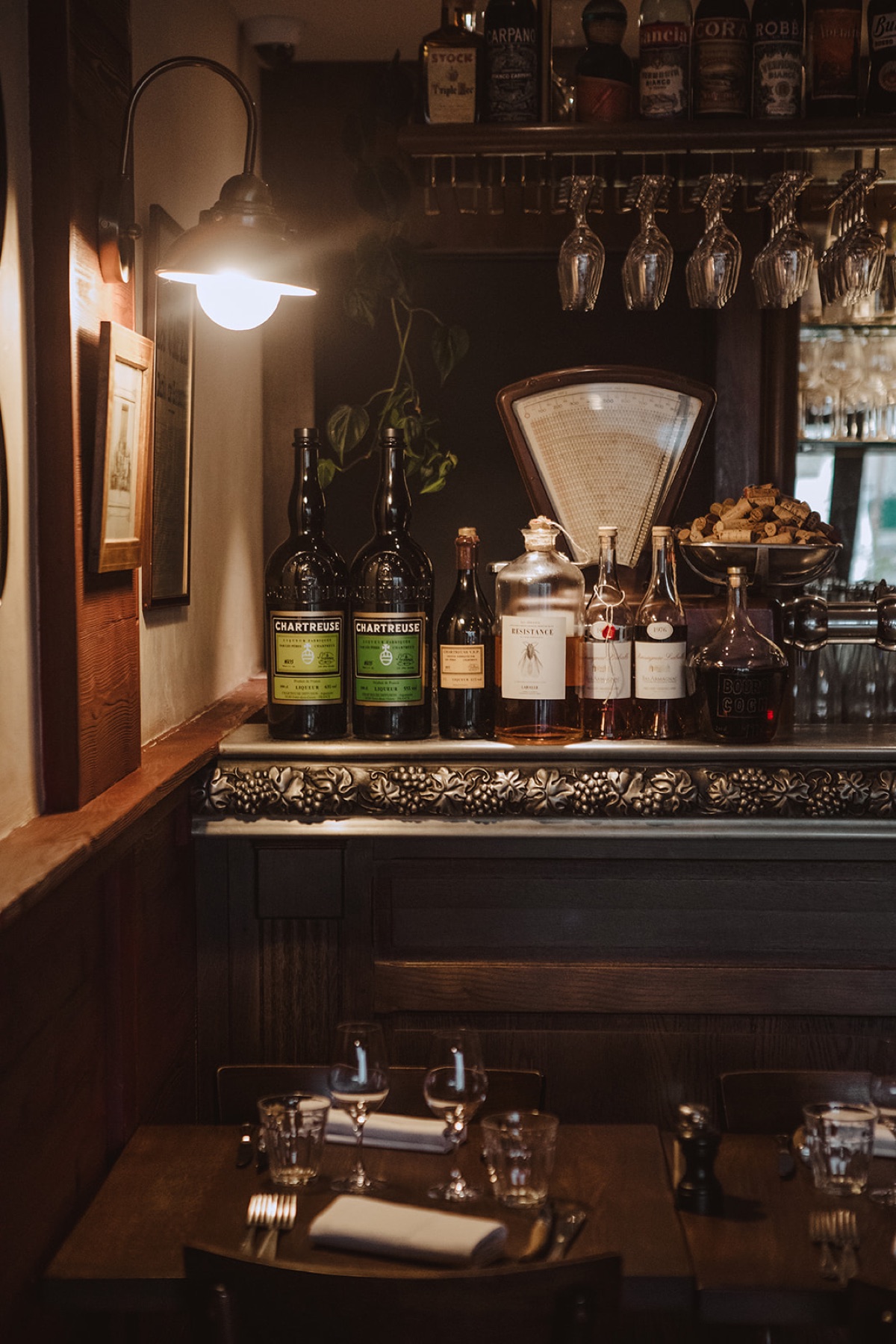 Le bar — Chartreuse et balance ancienne