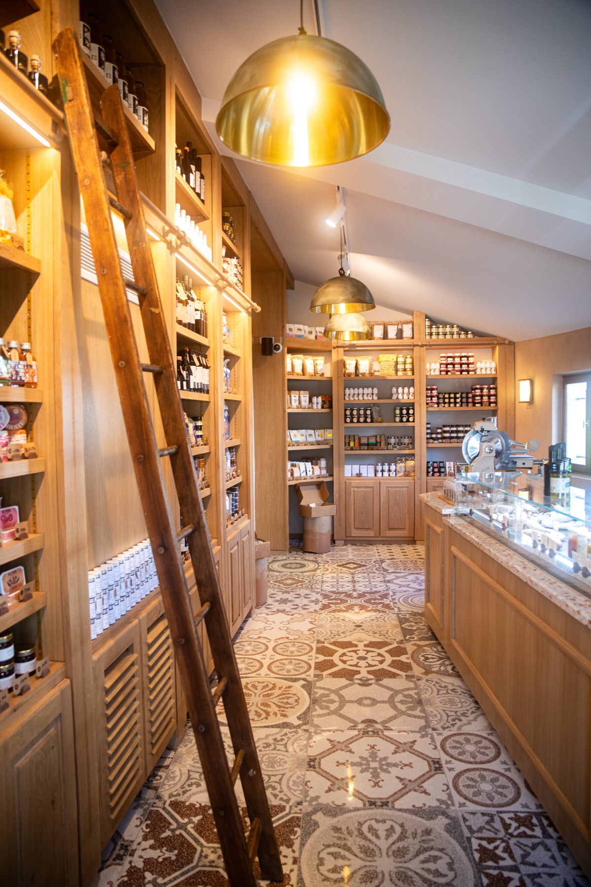 L'épicerie, l'échelle et la trancheuse