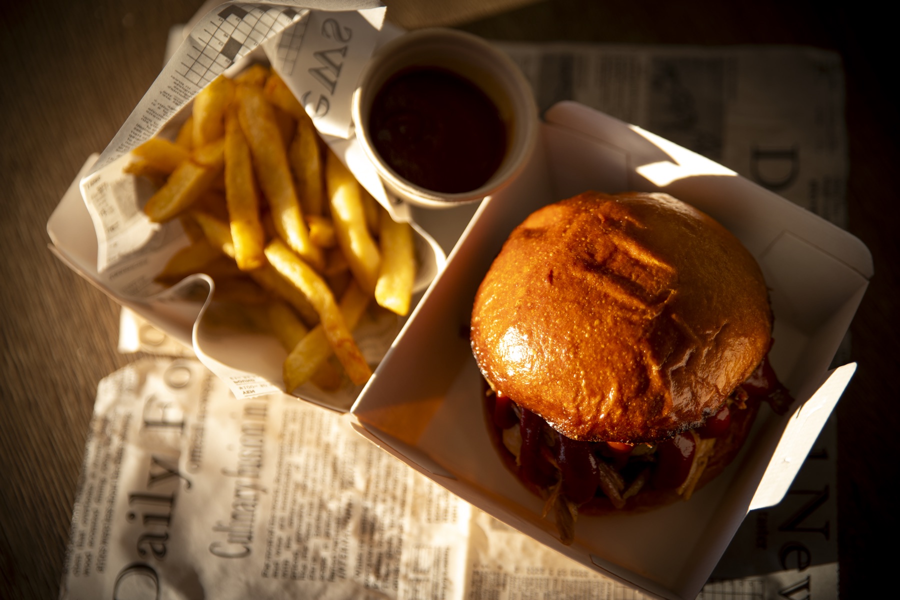 Burger, frites, sauce fumée