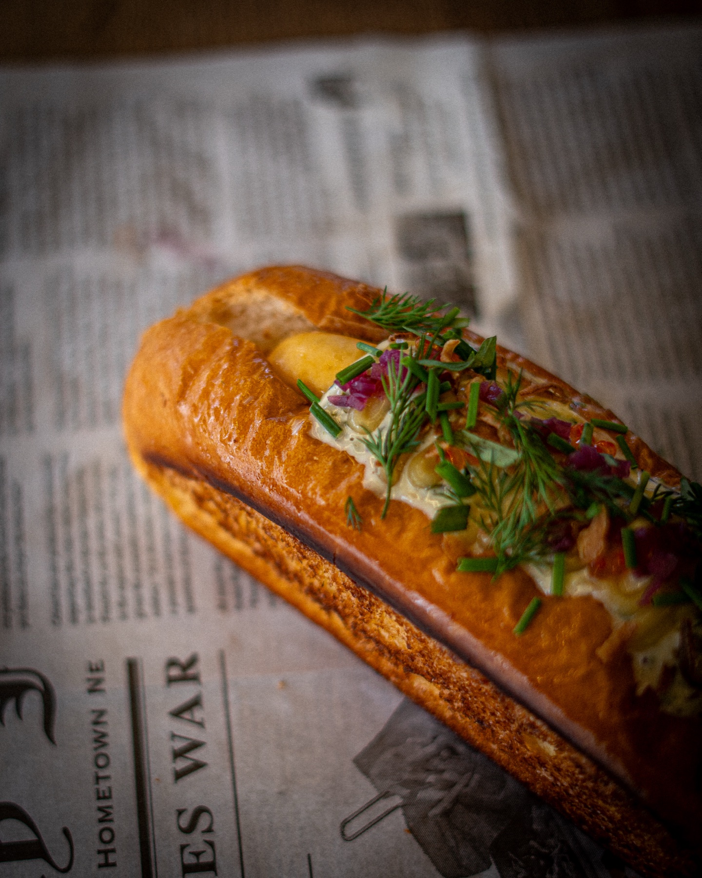Hot-dog, herbes fraîches et oignons